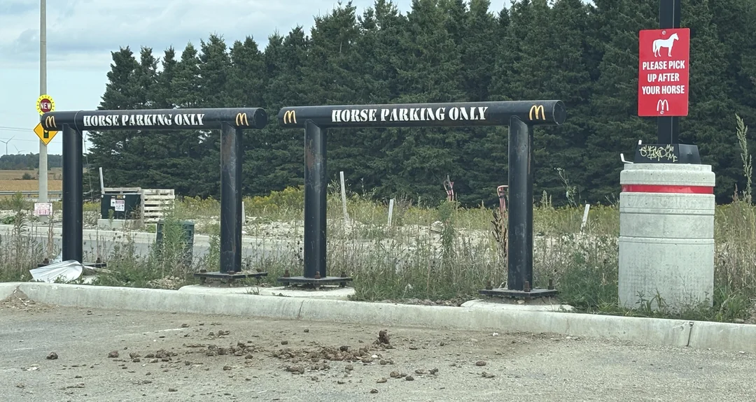 Parkovisko pre kone pri reštaurácii s nápisom Horse Parking Only v prírodnom prostredí.