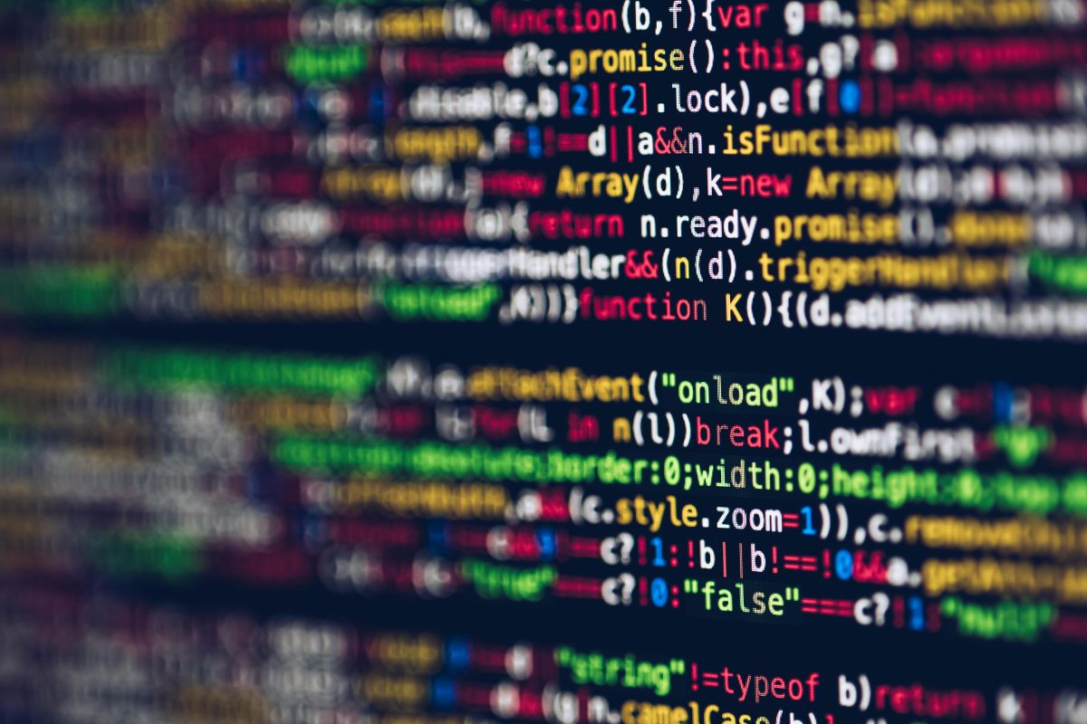 Farebný textový kód na obrazovke počítača, znázorňujúci programovanie a vývoj softvéru.