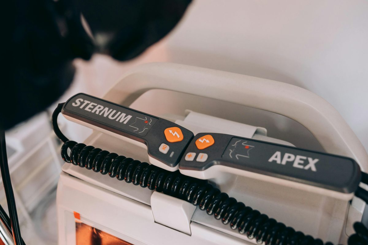 Defibrilátor s elektródami označenými Sternum a Apex pripravený na použitie v urgentnej medicíne.