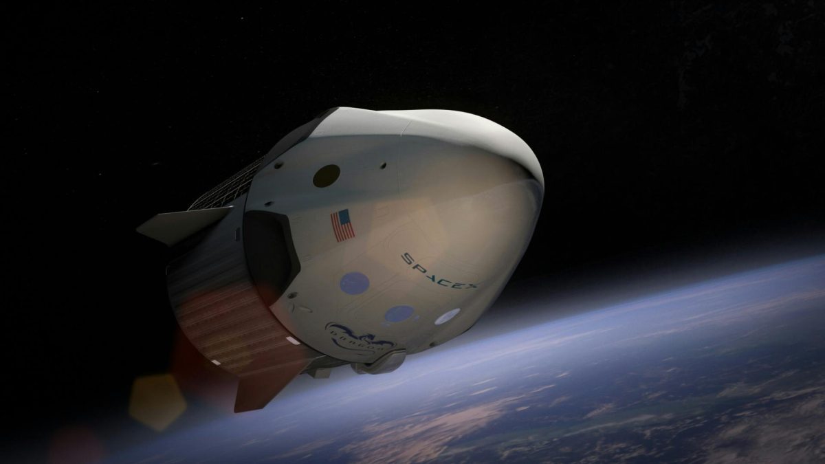 Vesmírna kapsula SpaceX sa vznáša nad Zemou, pripravená na vesmírnu misiu.