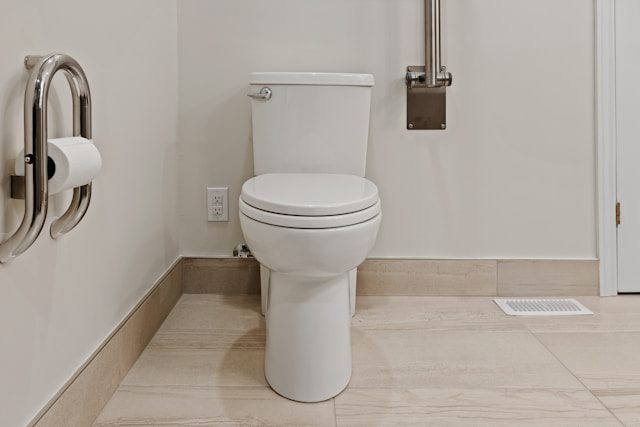 Bezpečná a moderná toaleta s držiakmi pre ľahkú prístupnosť v bezbariérovej kúpeľni.