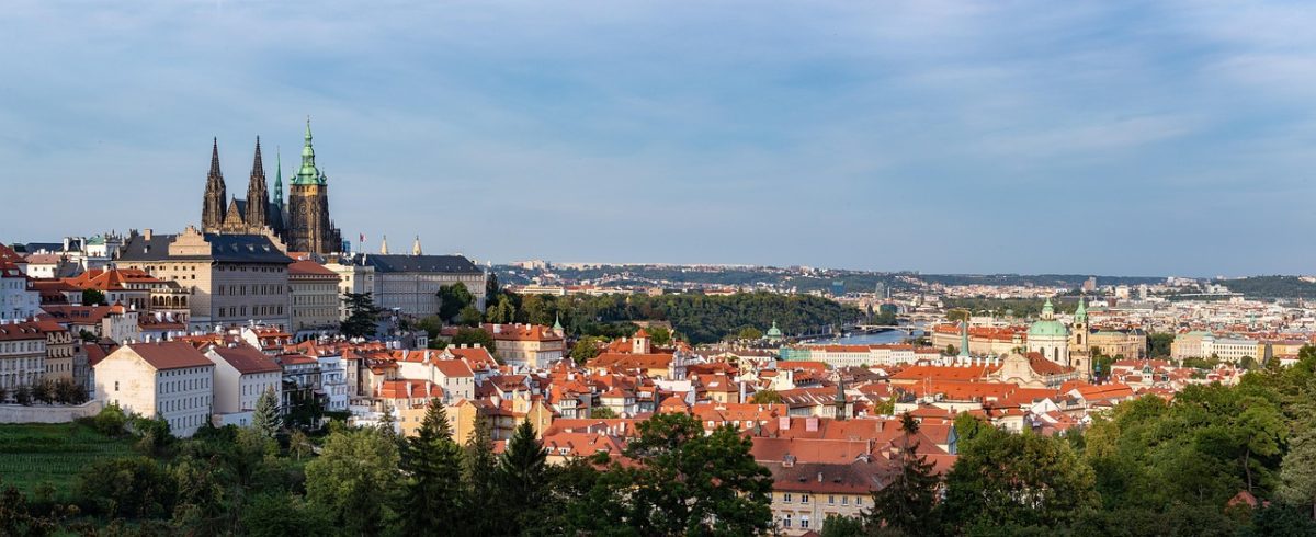 Panoráma Pražského hradu a Malé Strany v Prahe so slnečným svetlom a modrou oblohou.