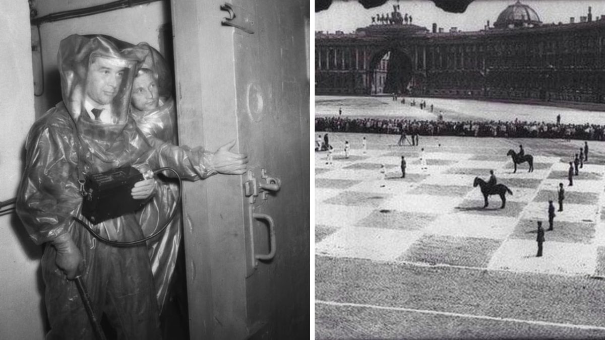 Ľudia v ochranných oblekoch a veľká vonkajšia šachovnica s hráčmi v historických uniformách na námestí.