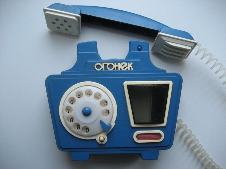 Retro modrý detský telefón s otáčacím číselníkom a slúchadlom, hračka s ruským nápisom.