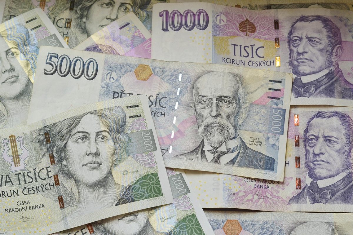České bankovky: 5000, 2000, 1000 korún, s portrétmi historických osobností.