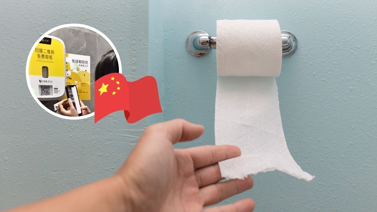Osoba v kúpeľni skenuje QR kód na získanie toaletného papiera v Číne.