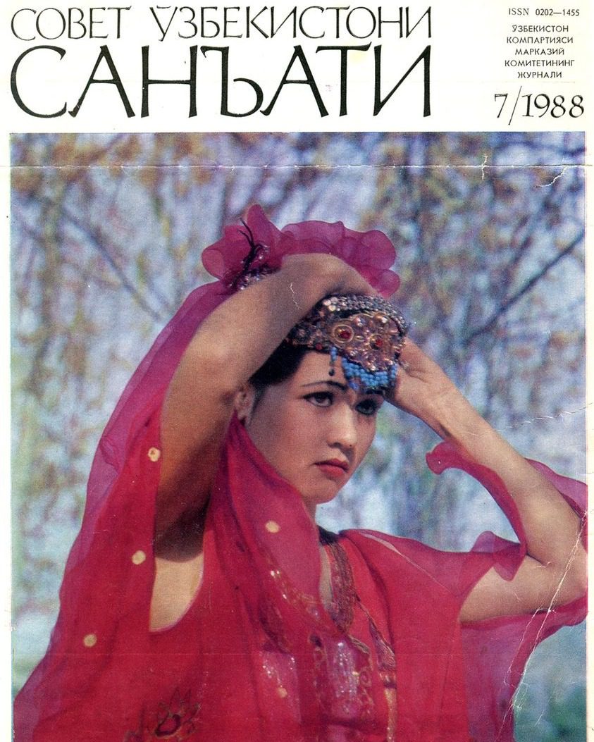Obálka časopisu z roku 1988 s tradičným uzbeckým odevom a šperkami v prírodnom prostredí.