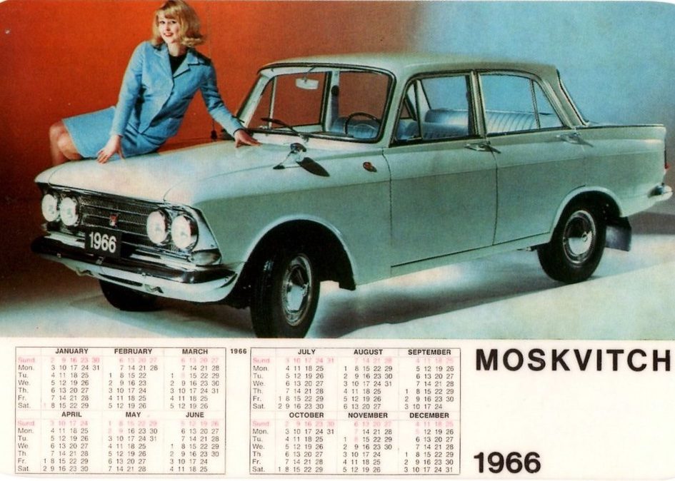 Klasický Moskvitch 1966 s modelkou v modrom oblečení, kalendár na rok 1966.