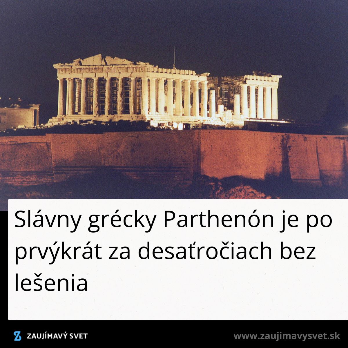 Parthenón v noci; svetlá osvetľujú staroveký grécky chrám v Aténach bez lešenia.