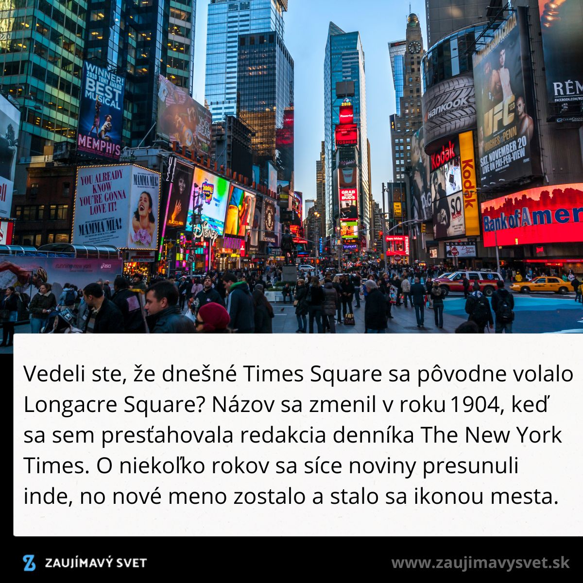 Times Square v New Yorku plné svetiel a reklám pri súmraku, davy turistov prechádzajú rušnými ulicami.