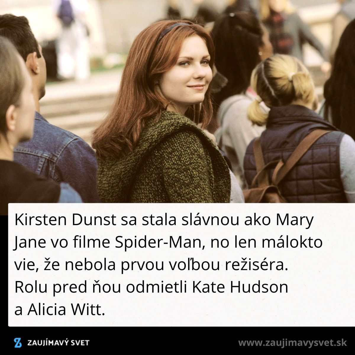 Žena v zelenom svetri sa usmieva na ulici medzi ľuďmi, okolo sú neostrí chodci.