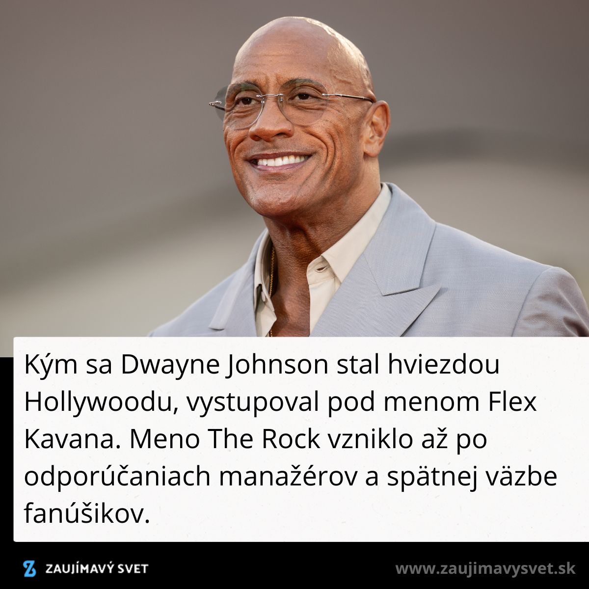 Herec v elegantnom obleku s úsmevom, poznámka o jeho začiatkoch pod menom Flex Kavana.