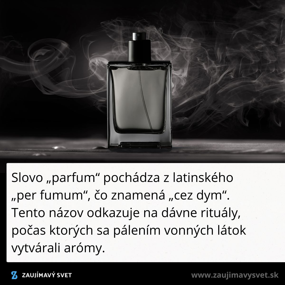 Fľaša parfumu obklopená jemným dymom v tajomnej atmosfére s latinským odkazom na pôvod slova parfum.