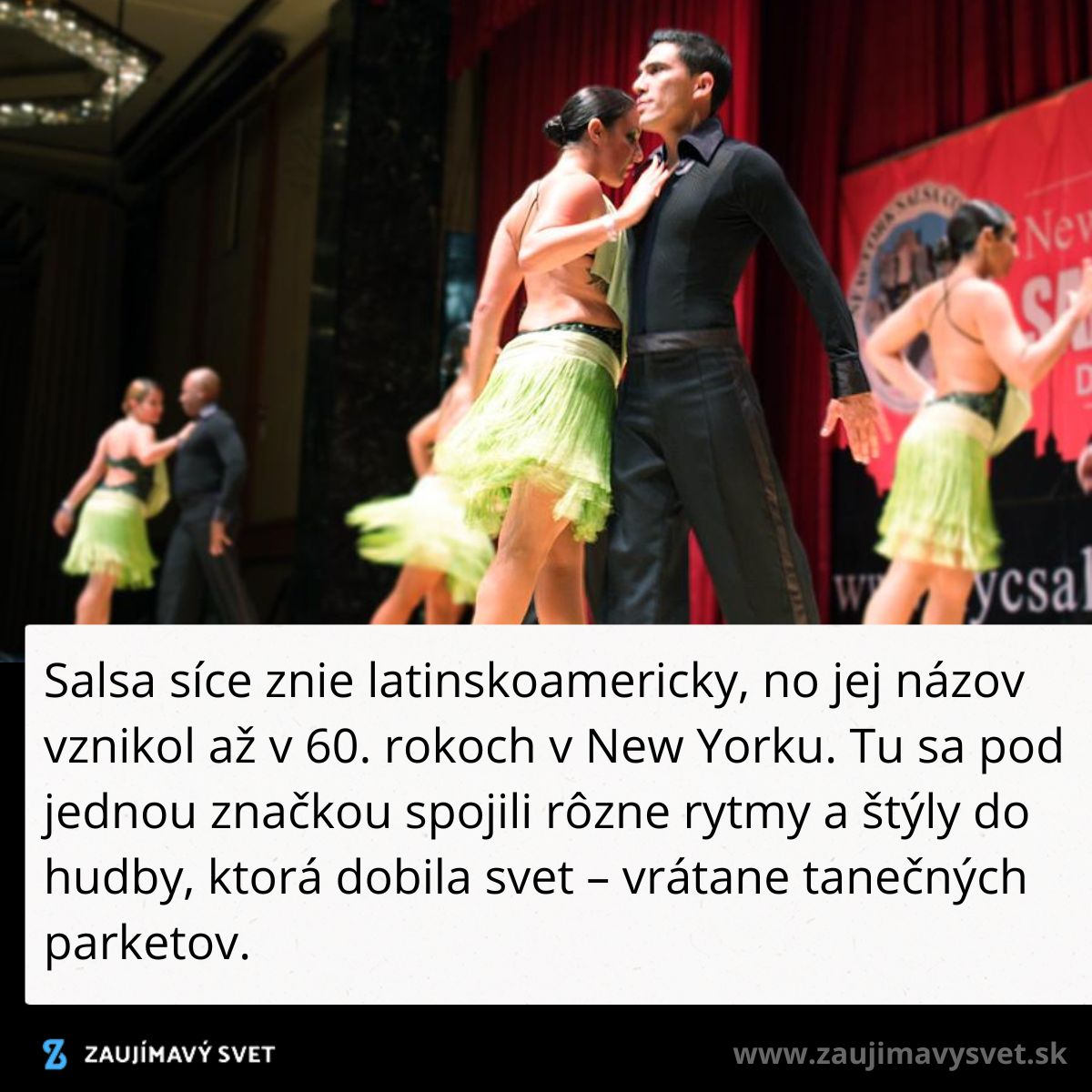 Pár tancuje vášnivú salsu na pódiu, vo farebných kostýmoch, s ďalšími tanečníkmi na pozadí.