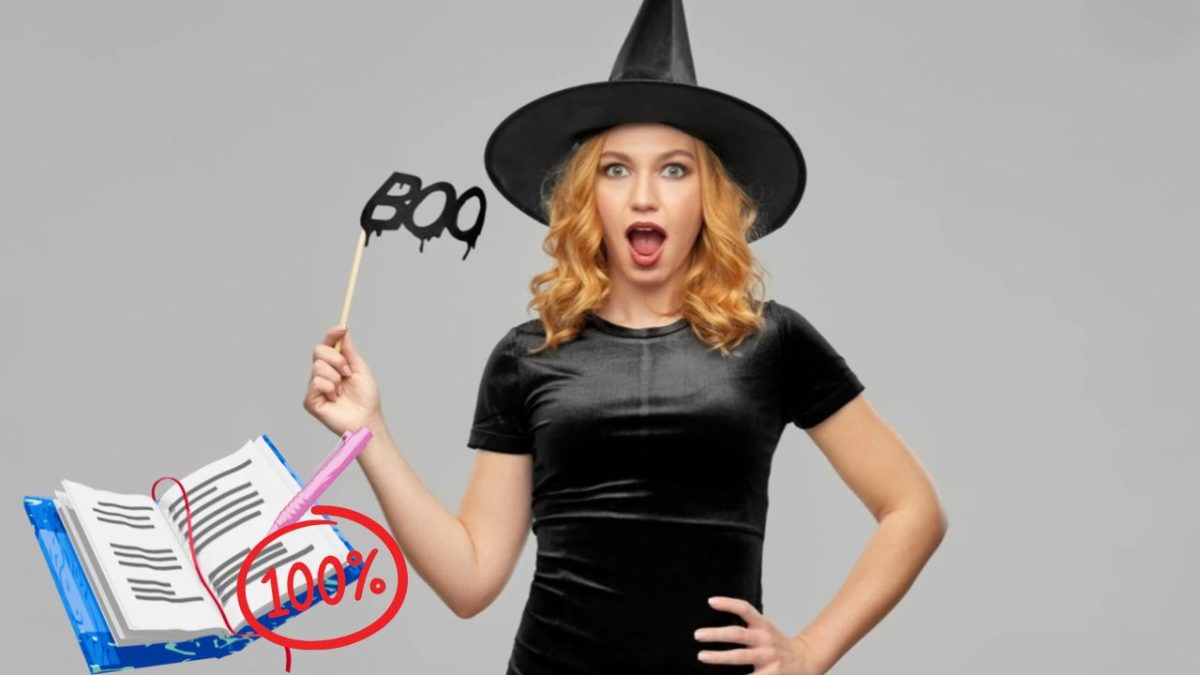 Žena v čarodejníckom klobúku s nápisom Boo a knihou s nápisom 100%.
