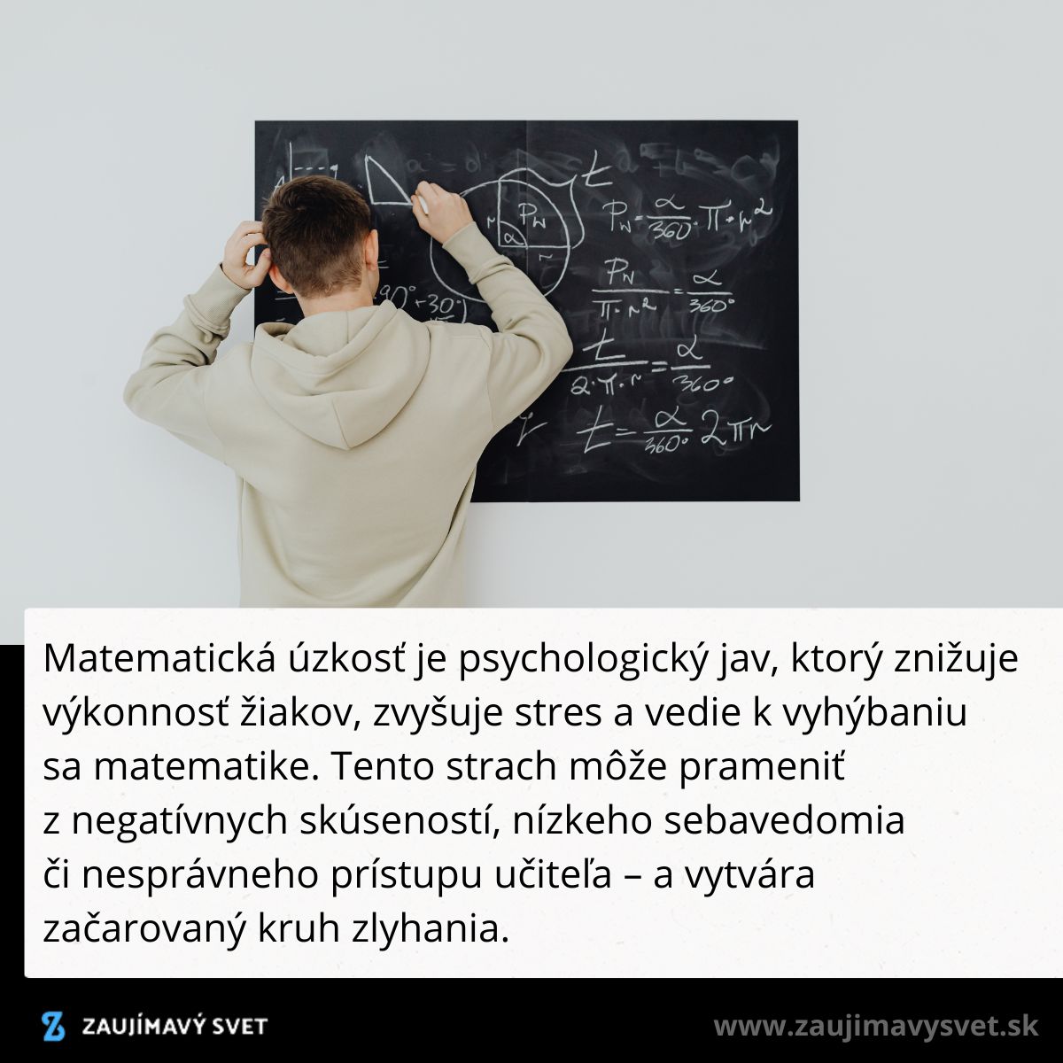 Študent píše matematické vzorce na tabuľu, ilustrácia výučby a stresu zo štúdia matematiky.
