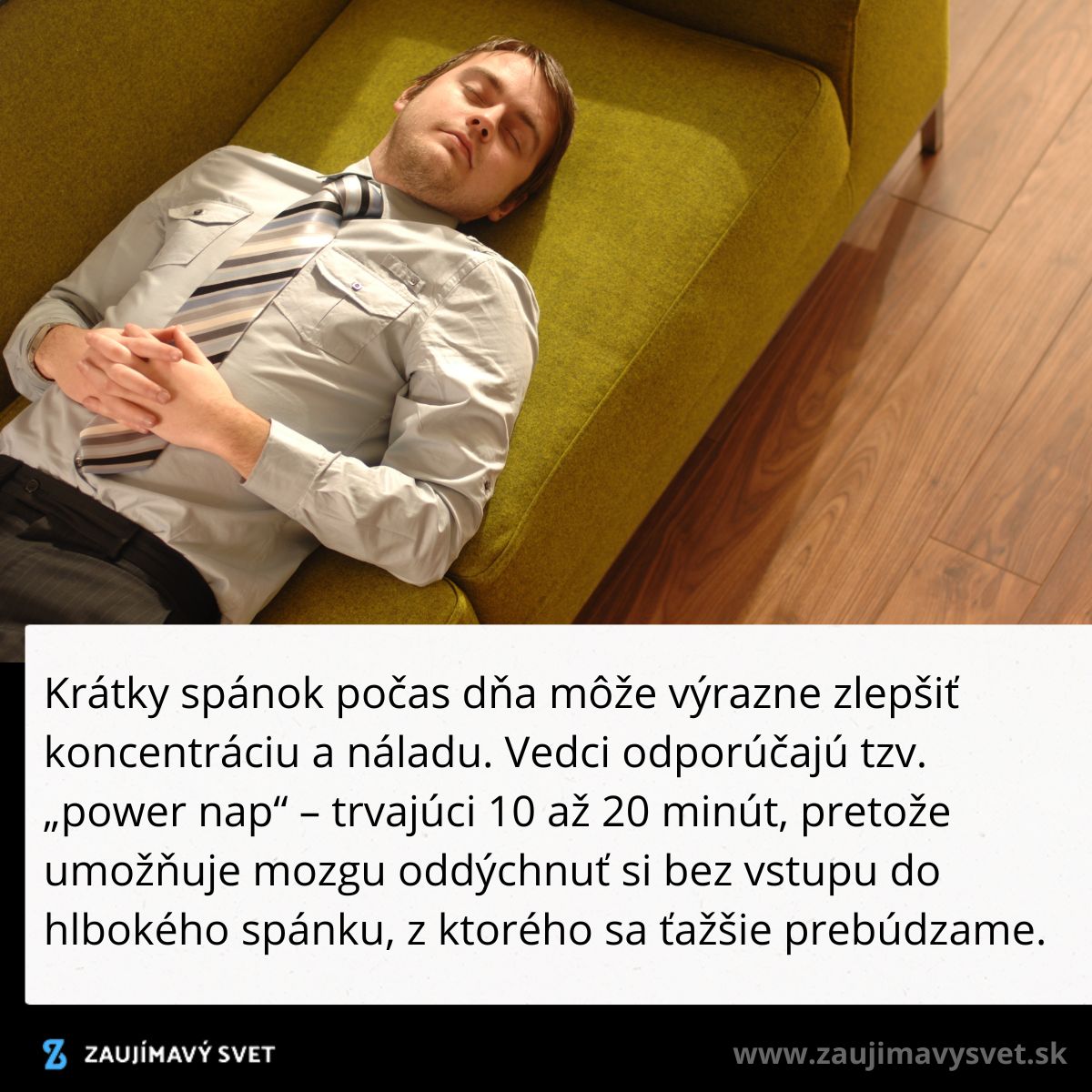 Biznismen odpočíva na pohovke počas krátkeho denného spánku, ktorý zlepšuje koncentráciu a náladu.
