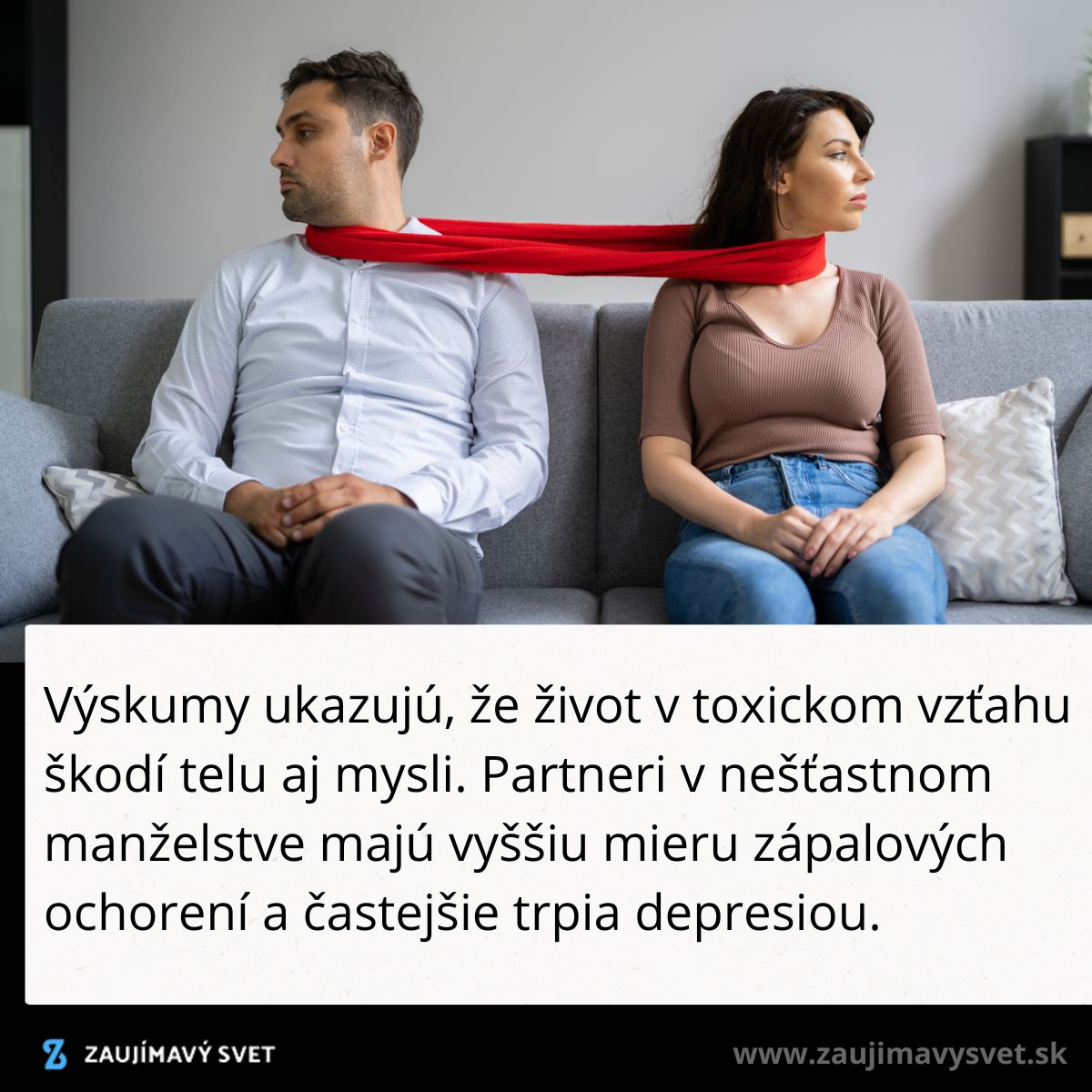 Pár sediaci s červenou šatkou okolo krku naznačuje toxický vzťah, odcudzenie a emocionálnu vzdialenosť.
