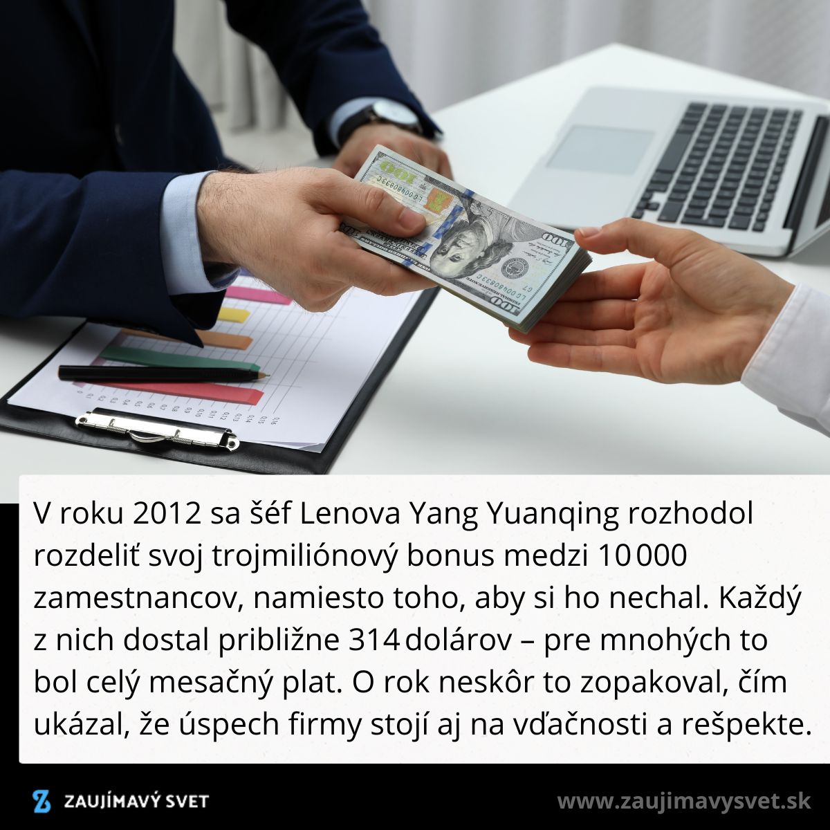 Dvaja ľudia si podávajú balík bankoviek na pracovnom stole pri laptopu a grafe.