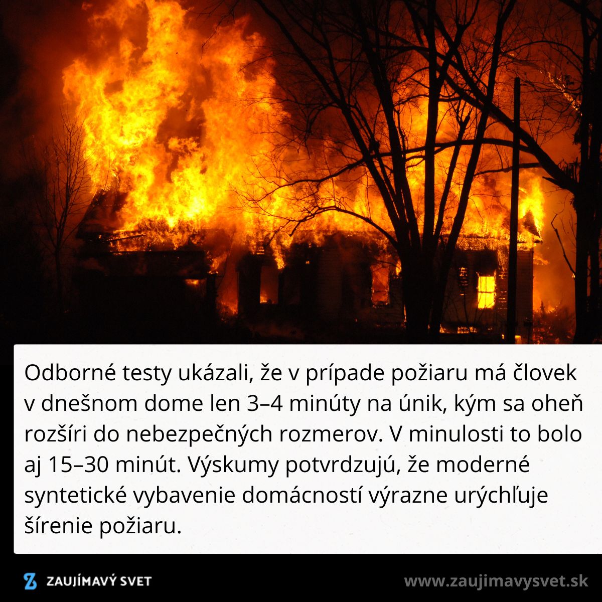 Horiaci dom v noci, oheň prechádza cez strechu, siluety stromov v popredí, ilustruje nebezpečenstvo rýchleho šírenia ohňa.