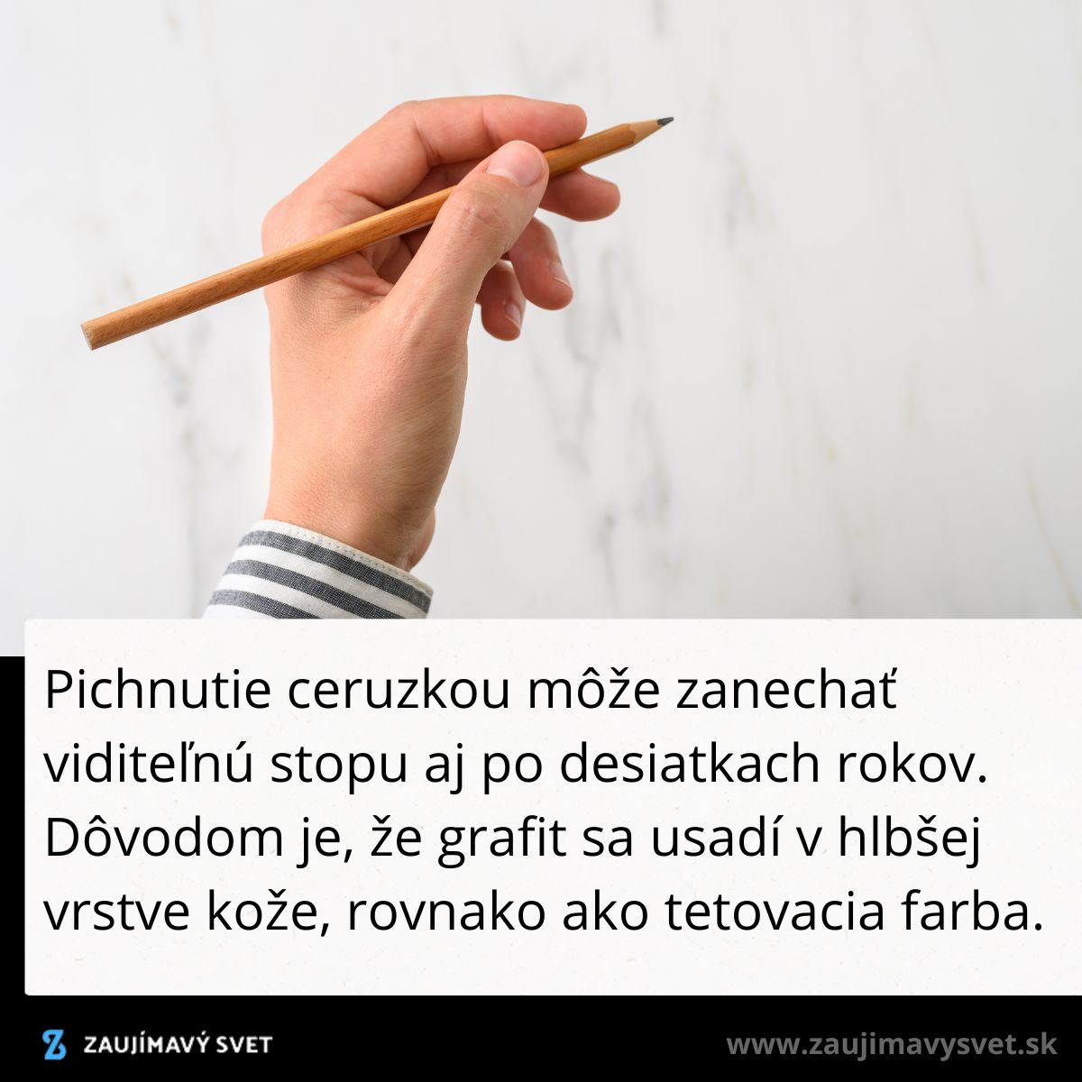 Ruka držiaca ceruzku na svetlom pozadí s textom o pichnutí ceruzkou.