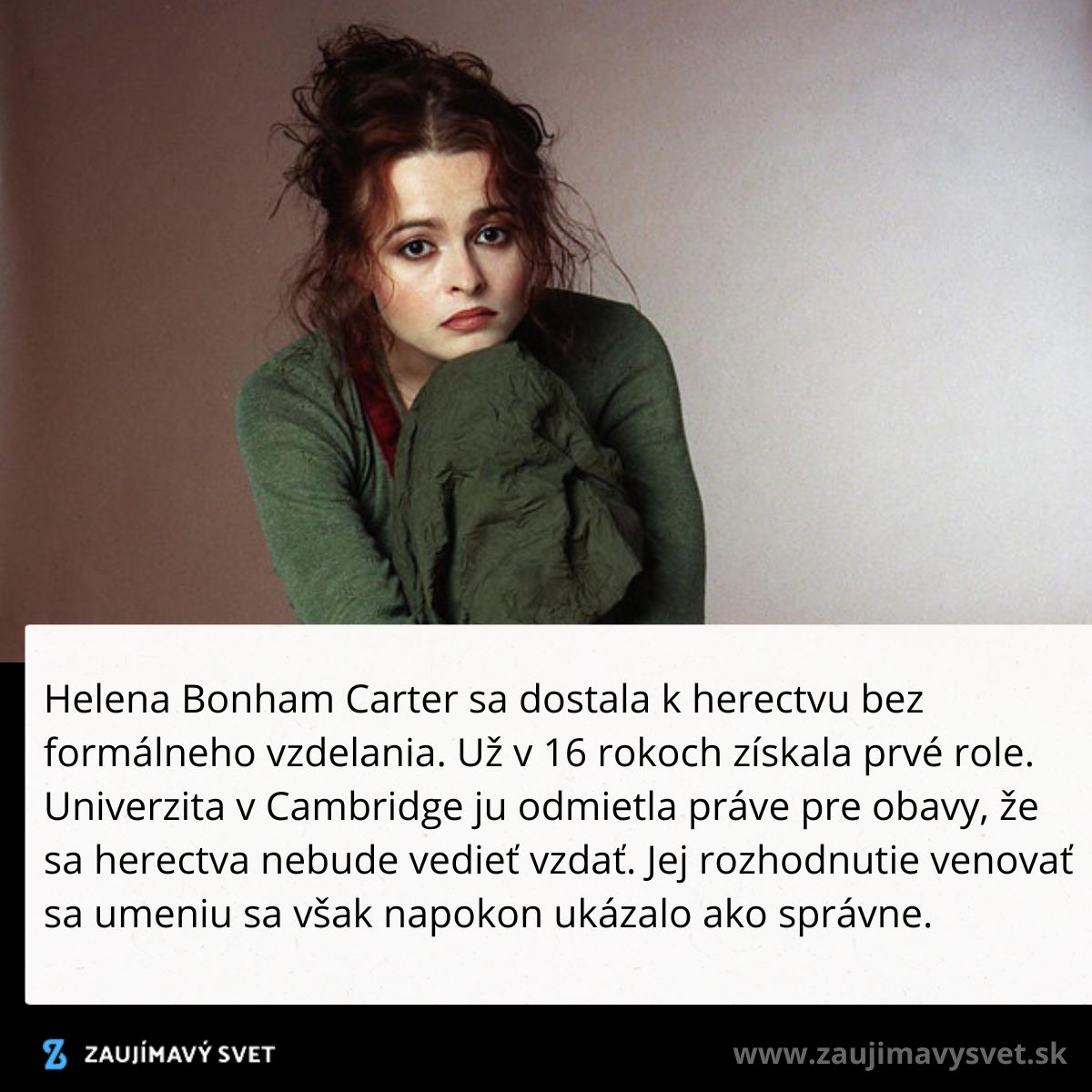 Herečka v zelenom svetri sedí zamyslene, známa pre svoj prínos do filmového priemyslu.