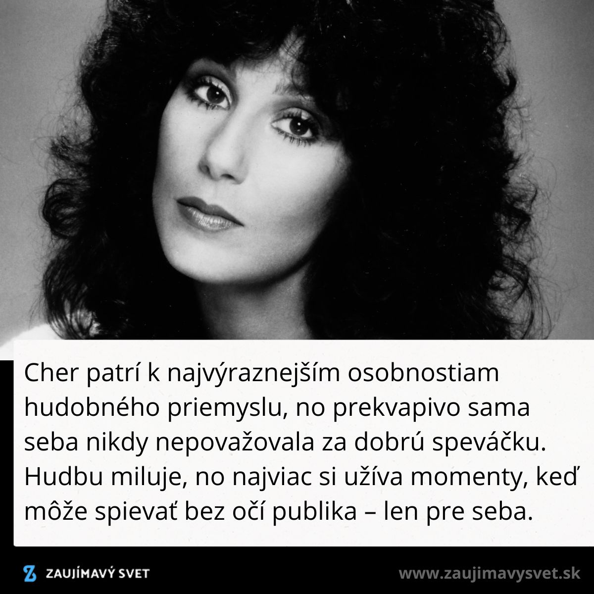 Čiernobiela fotografia známej speváčky s dlhými čiernymi vlasmi a jemným výrazom.