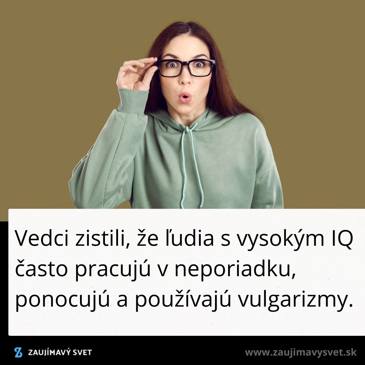 Žena s výrazom prekvapenia a okuliarmi, ktorá reaguje na text o ľuďoch s vysokým IQ a ich návykoch, ako je používanie vulgarizmov.