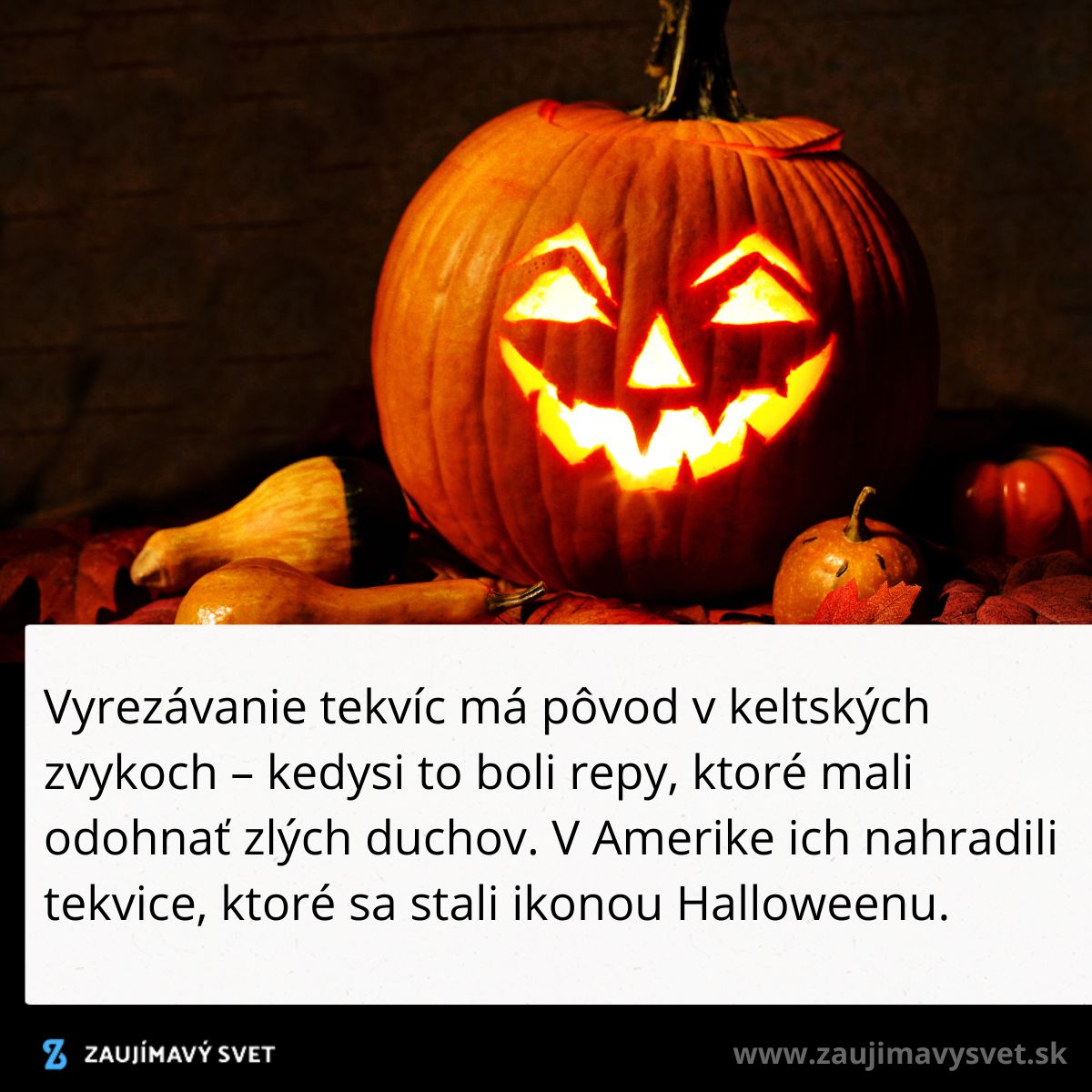 Vyrezávaná tekvica so svetlom predstavuje tradičnú halloweensku dekoráciu na tmavom pozadí.