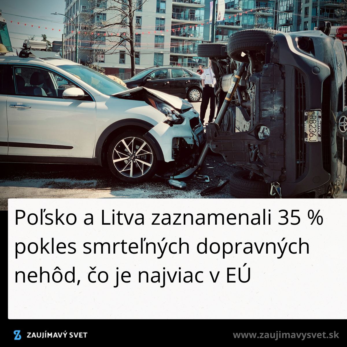 Dopravná nehoda dvoch áut v mestskej zóne s poškodenými vozidlami na ceste.