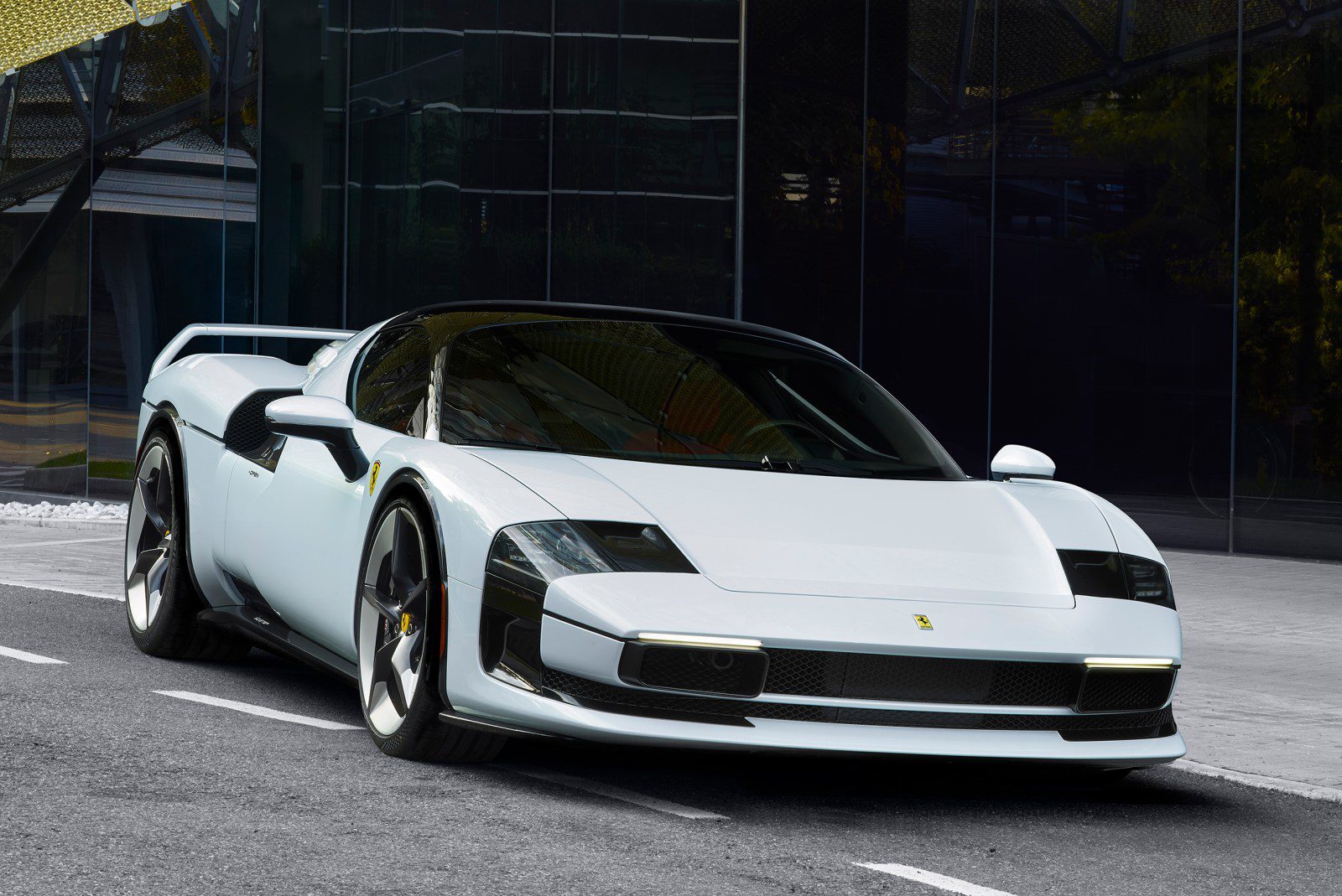 Elegantné športové auto bielej farby Ferrari zaparkované na modernej mestskej ulici.