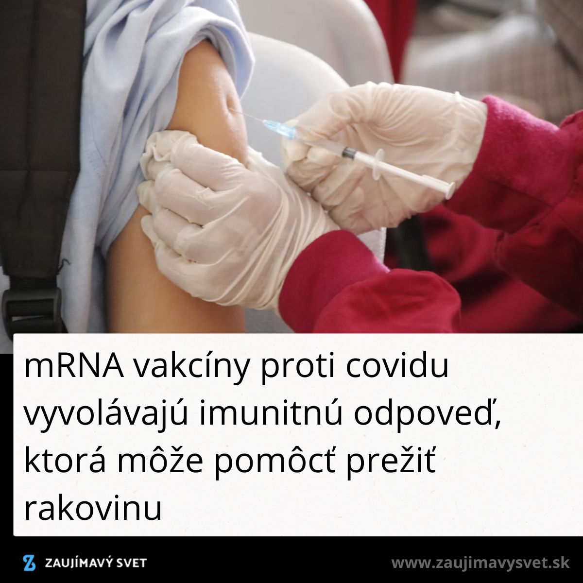 Očkovanie proti covidu s mRNA vakcínou, ruky v rukaviciach aplikujú injekciu do ramena.
