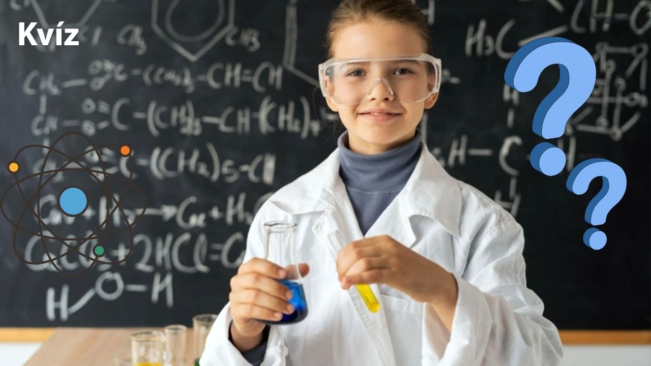 Dieťa v laboratórnom plášti so skúmavkami pred tabuľou s chemickými vzorcami.