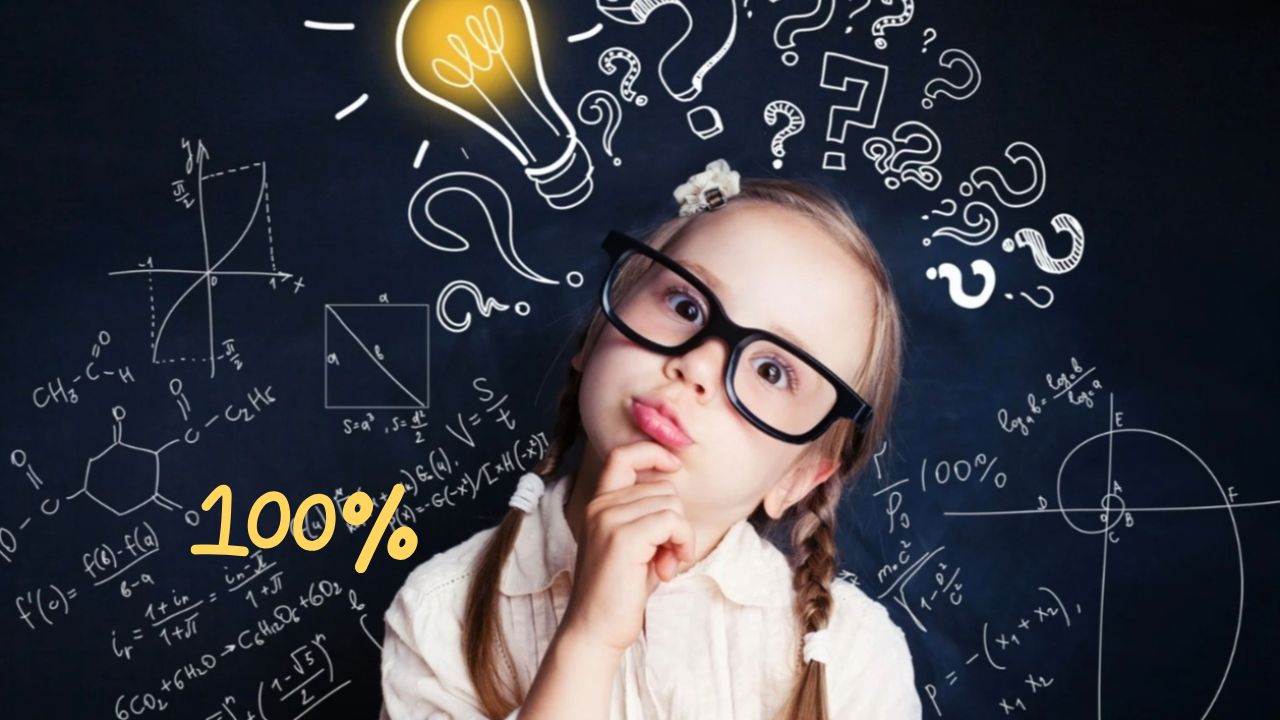Dieťa s okuliarmi rozmýšľa pred tabuľou plnou matematických vzorcov a otáznikov, symbolizujúcich nápady a úlohy.