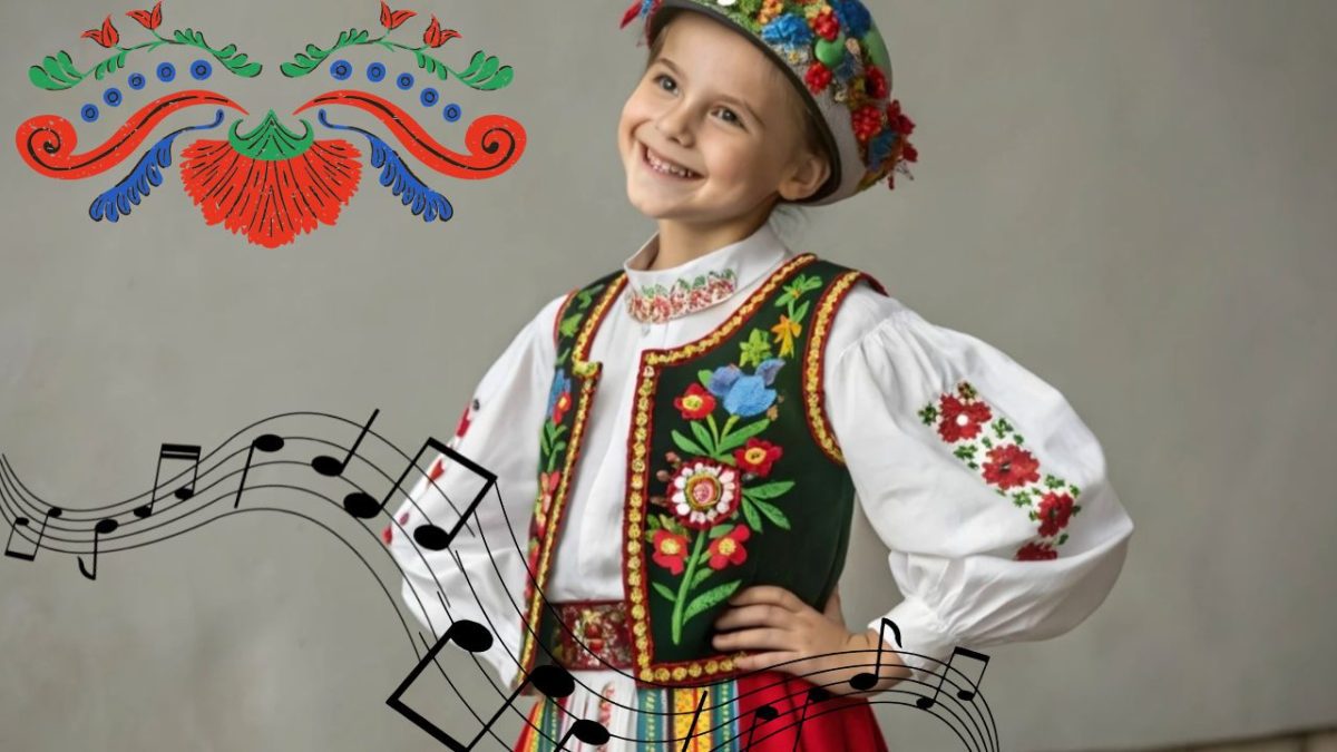 Dievčatko v tradičnom kroji s úsmevom a notami, folkloristická tematika.