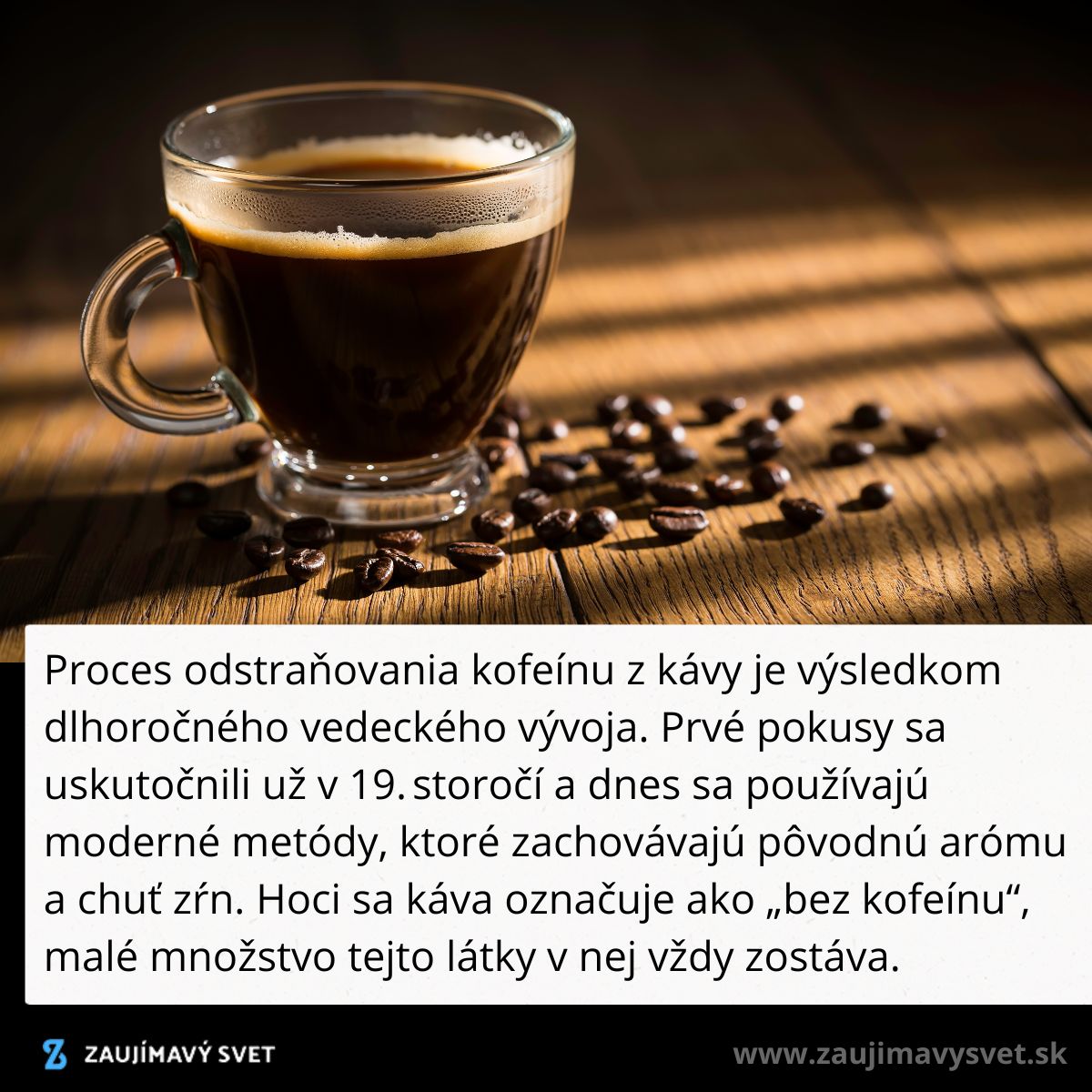 Šálka kávy na drevenom stole, obklopená kávovými zrnkami v jemnom svetle.