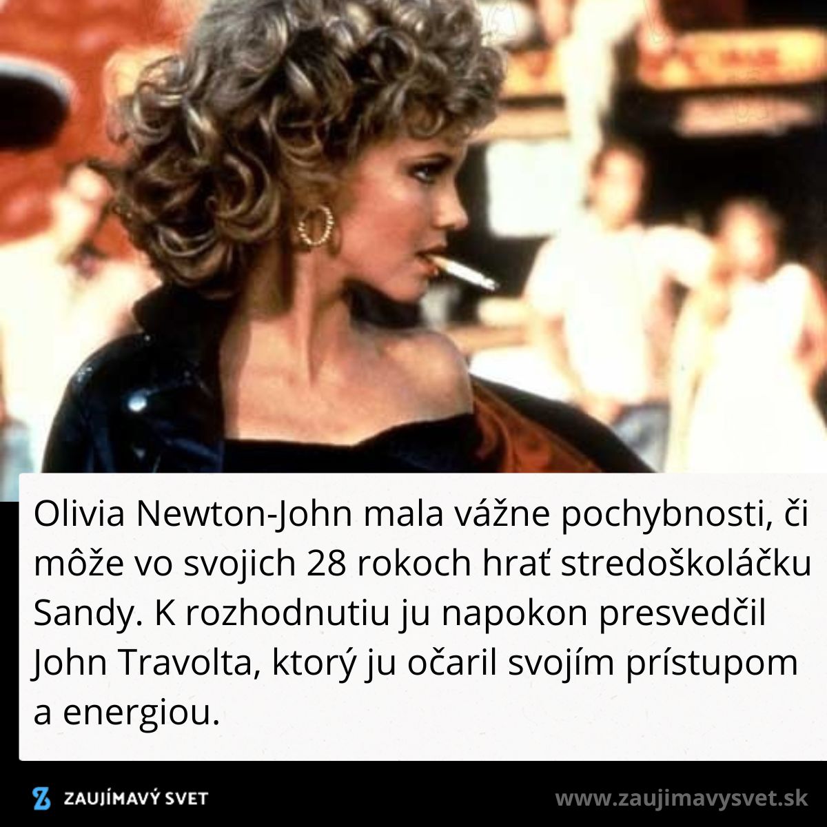 Žena s blond vlasmi a cigaretou v ústach, oblečená v čiernej bunde, na scéne 50. rokov.