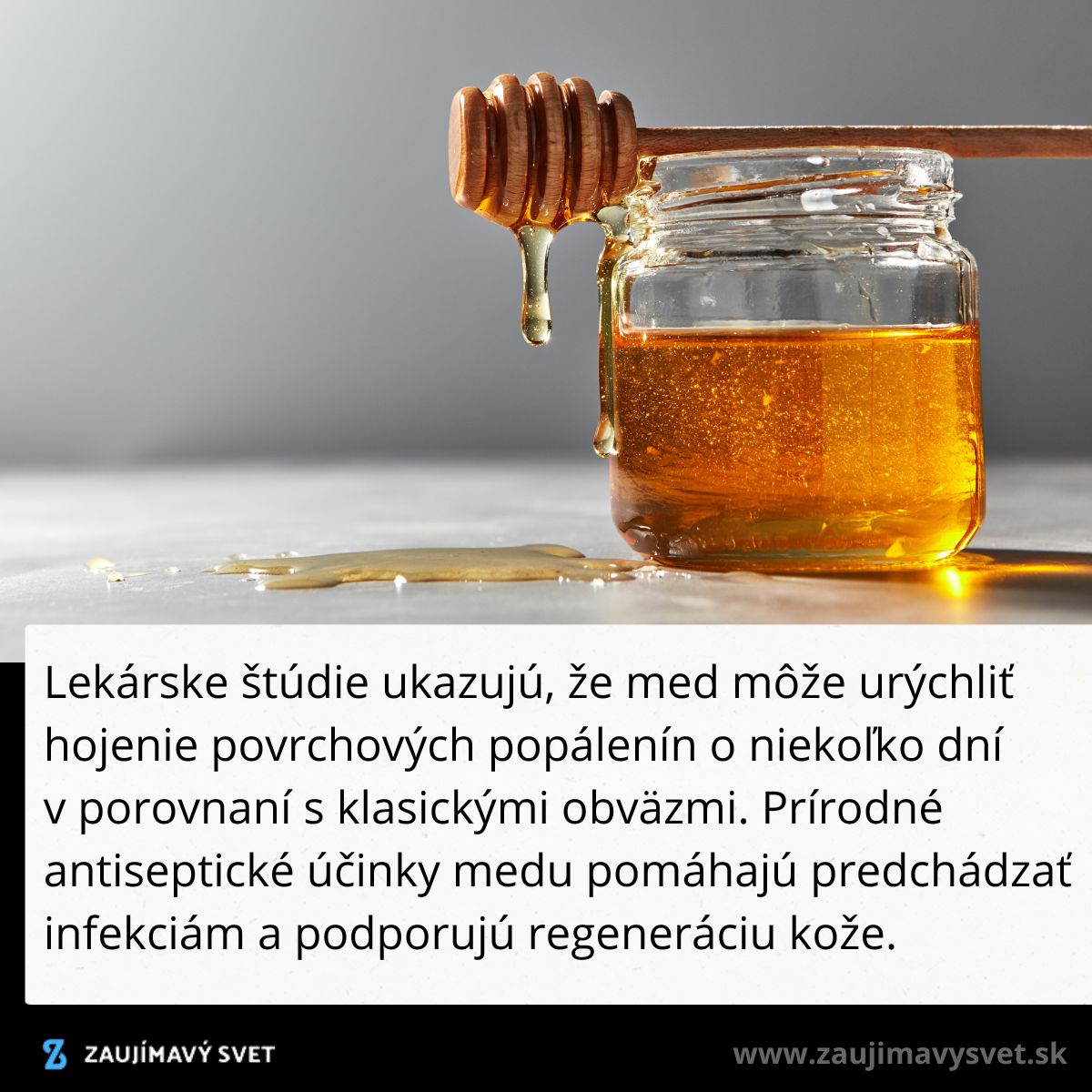 Sklenica medu s dreveným naberačom nad ňou; med kvapká, ukazuje jeho antiseptické a liečivé vlastnosti.