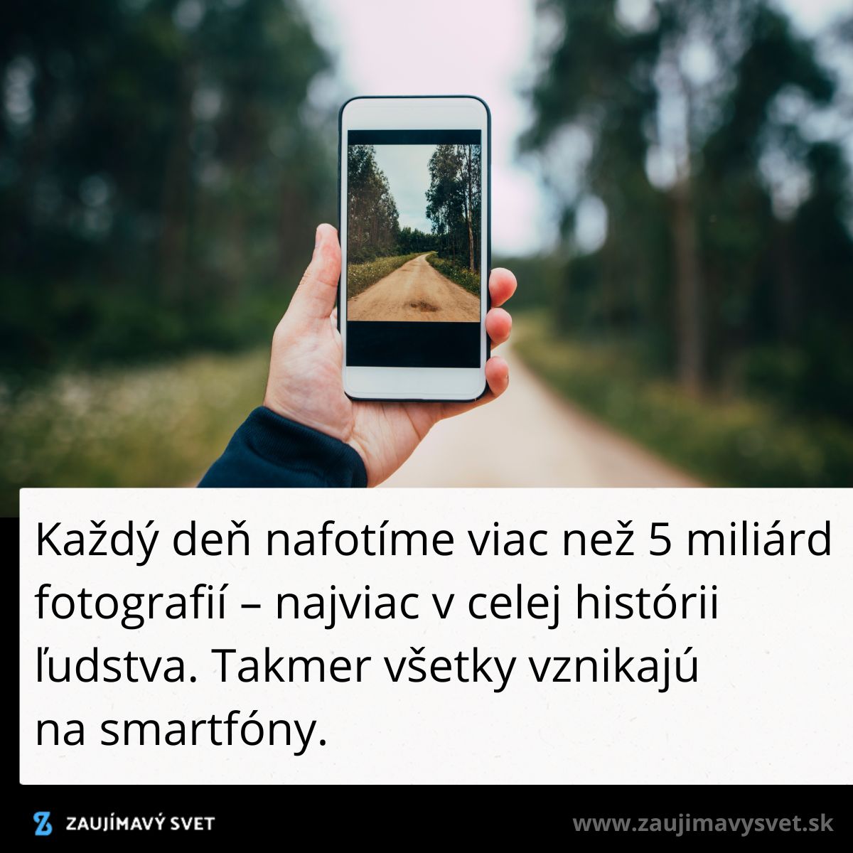 Osoba drží telefón so zobrazenou krajinou; text o fotení miliárd snímok denne.