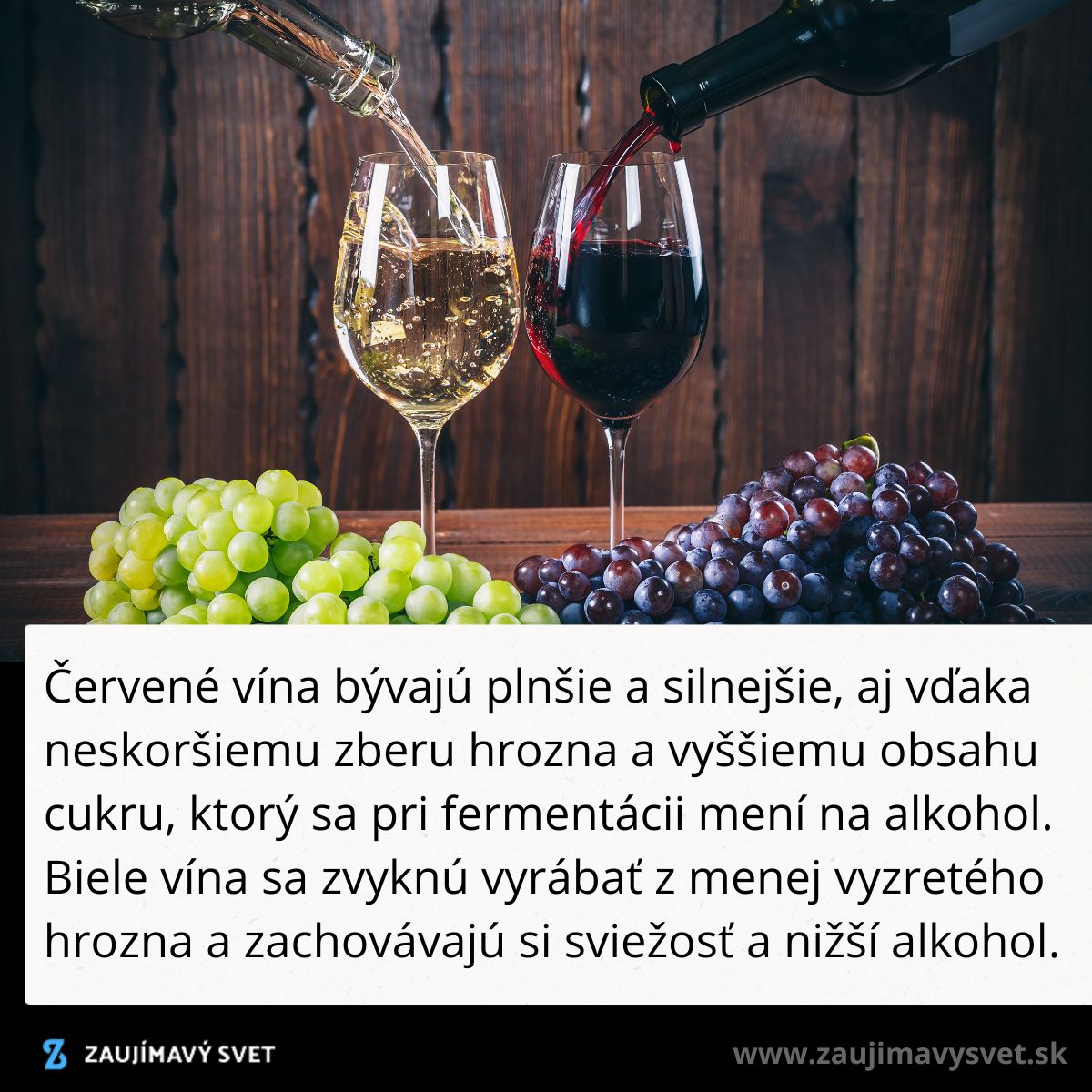 Dva poháre vína, červené a biele, sú nalievané vedľa zelených a modrých hrozna na drevenom stole.