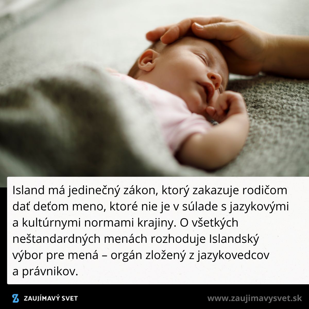 Bábätko spí pod dohľadom starostlivej ruky, čo symbolizuje pokoj a ochranu.