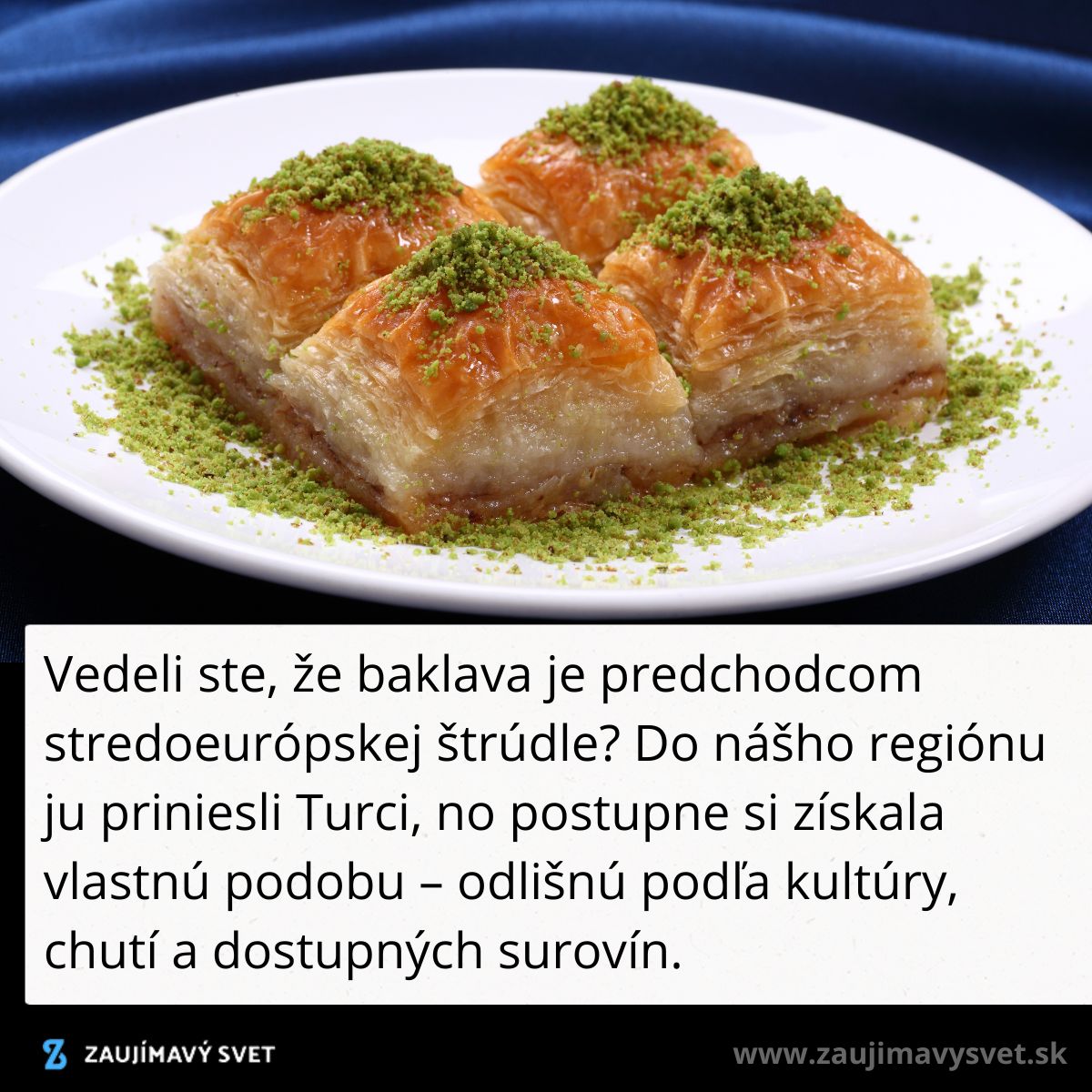 Tradičná sladká baklava s pistáciami na bielom tanieri, posypaná drvenými orechmi.