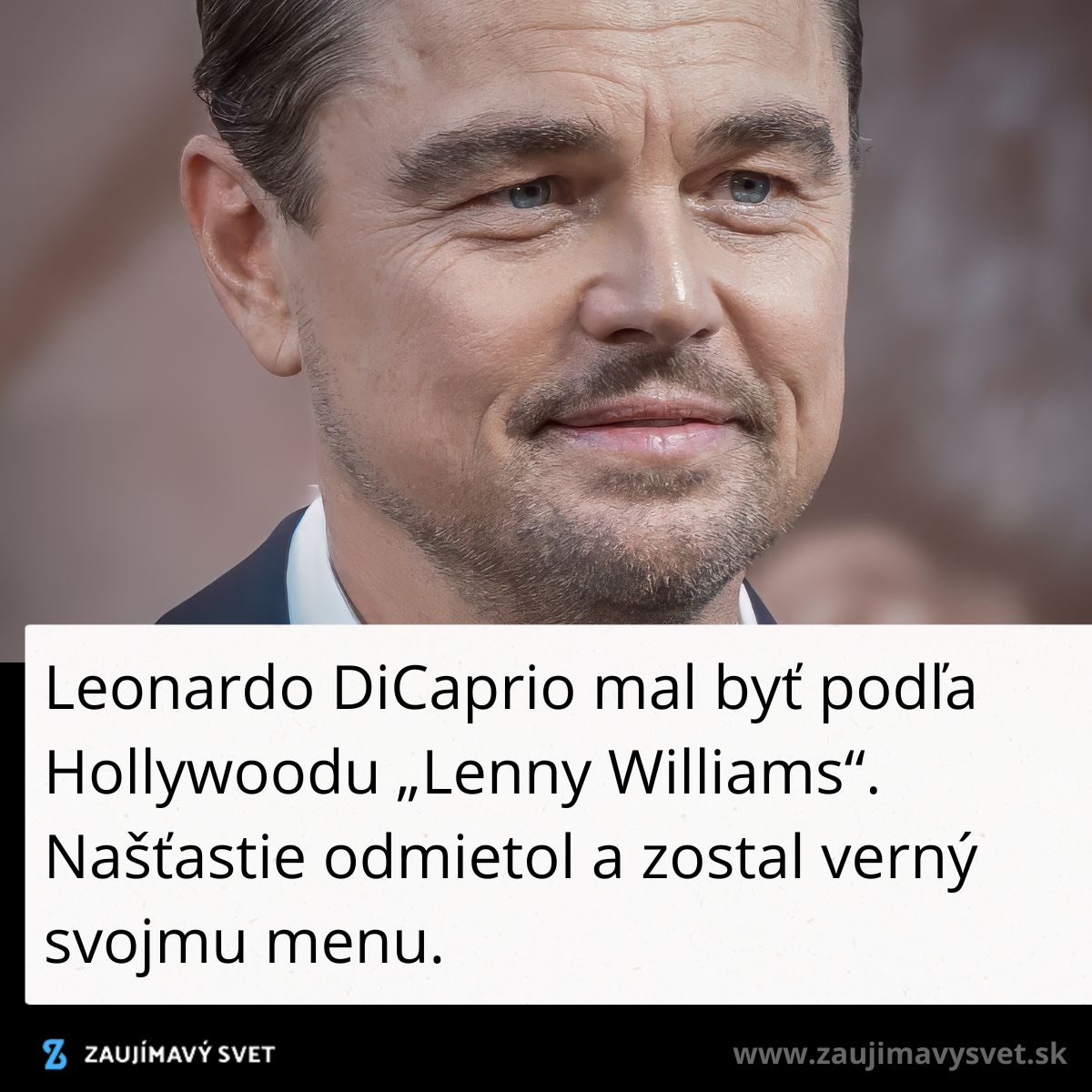 Herec na červenom koberci s úsmevom, zachovaný verný svojmu menu napriek návrhom na zmenu.