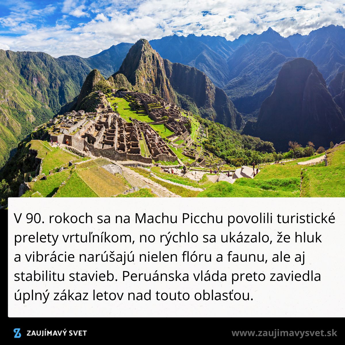Výhľad na Machu Picchu obklopený andskými horami s turistami kráčajúcimi po starobylých ruinách.