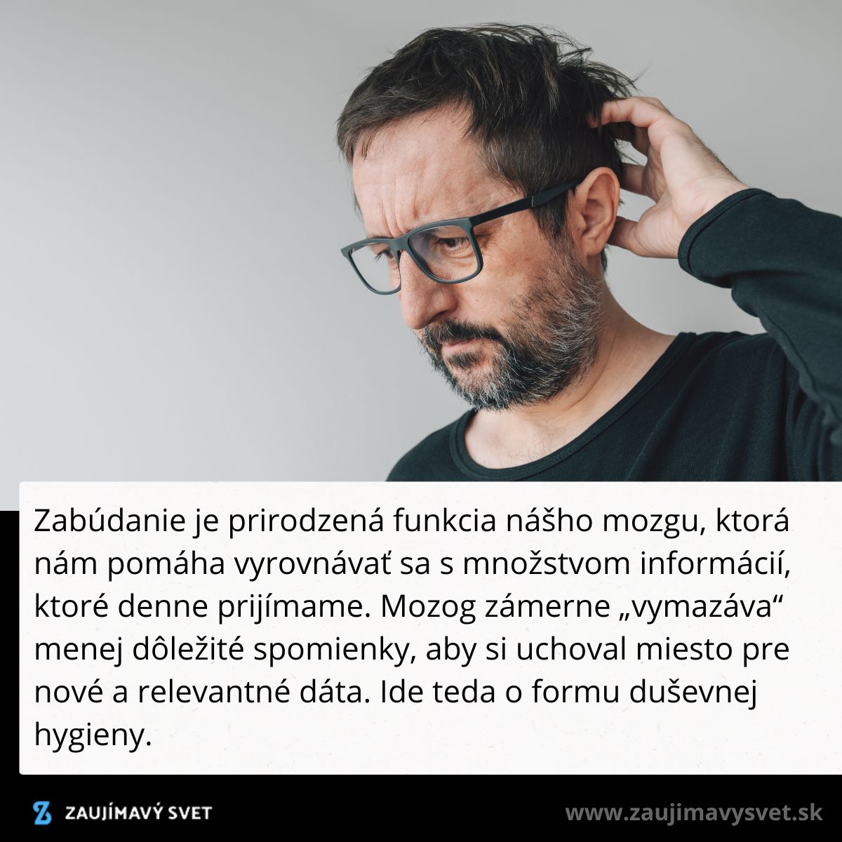 Muž s okuliarmi sa zamyslene škrabe na hlave, popri texte o zabúdaní ako prirodzenej funkcii mozgu.