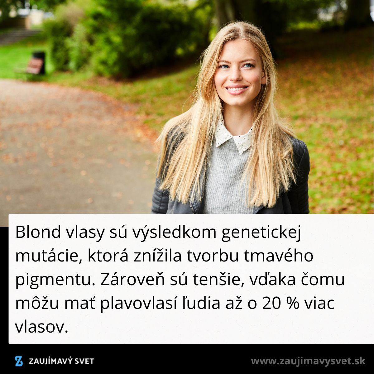Blond žena v parku na jeseň s úsmevom, pri zeleni s padaným lístím okolo, svetelné odtiene.