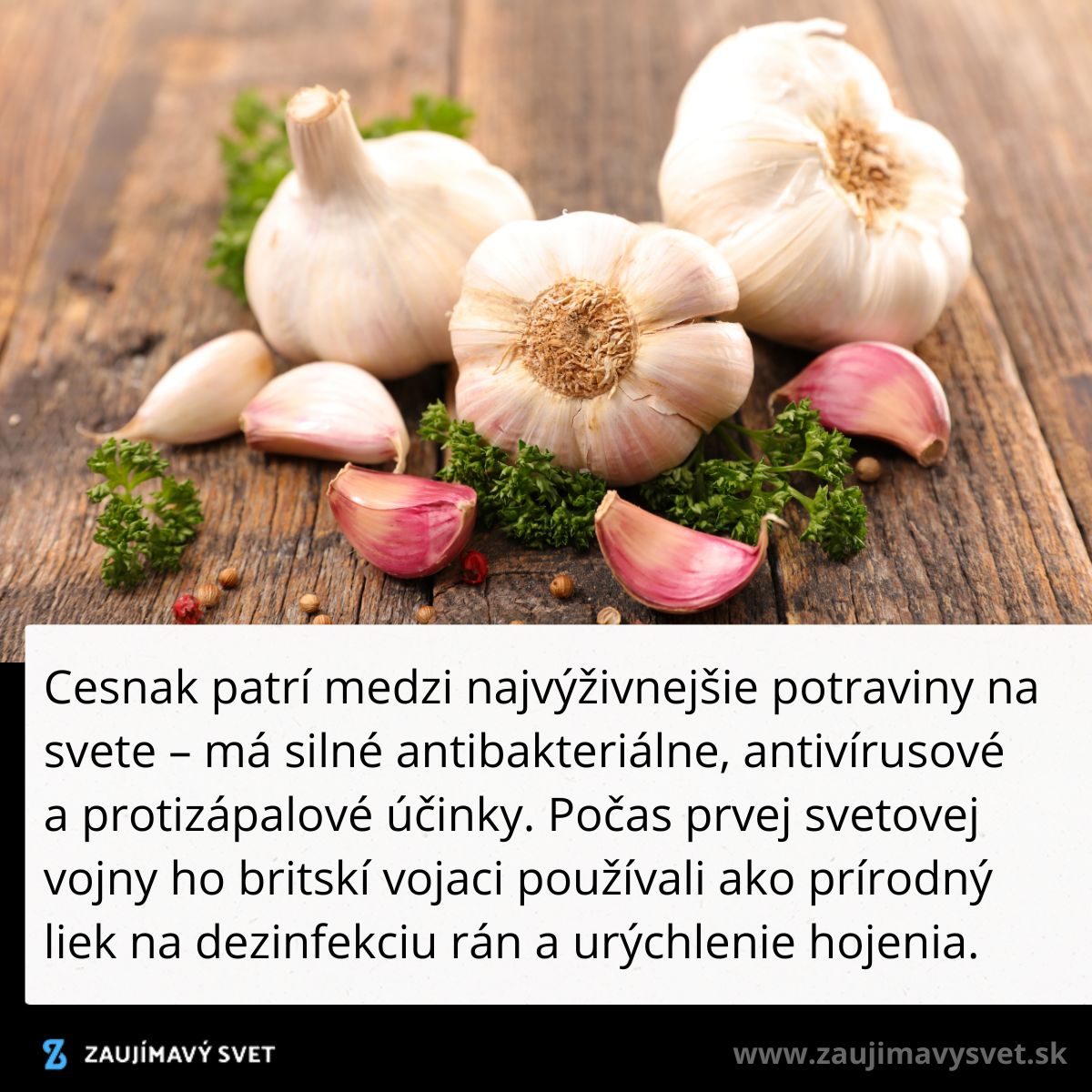 Na obrázku sú celé hlavy a strúčiky cesnaku s bylinkami na drevenej doske.