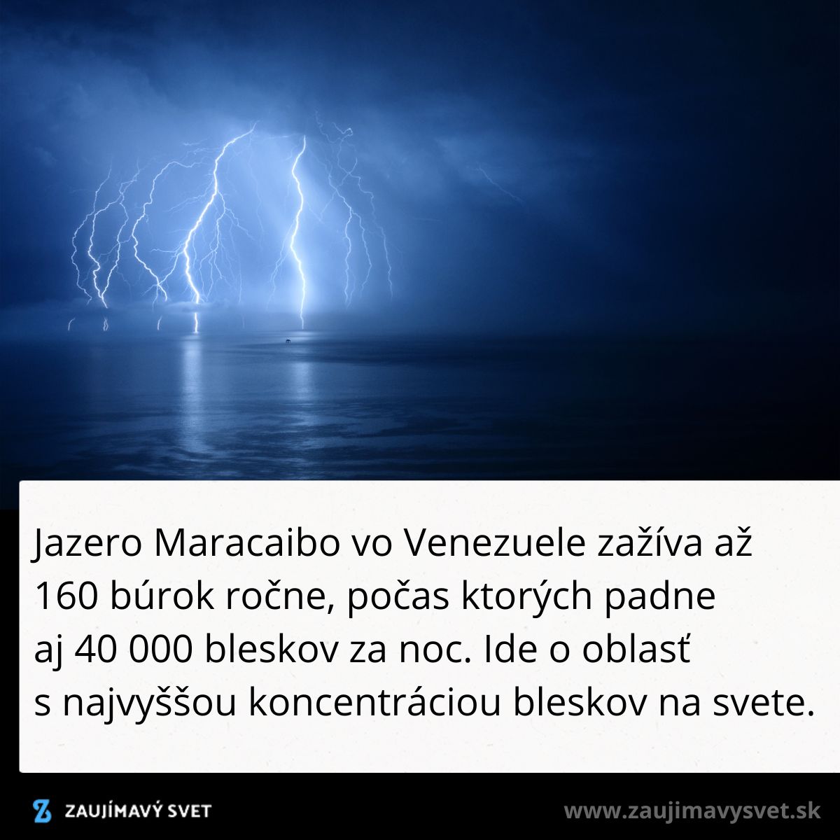 Búrka nad jazerom Maracaibo vo Venezuele s častými bleskami osvetľuje oblohu.