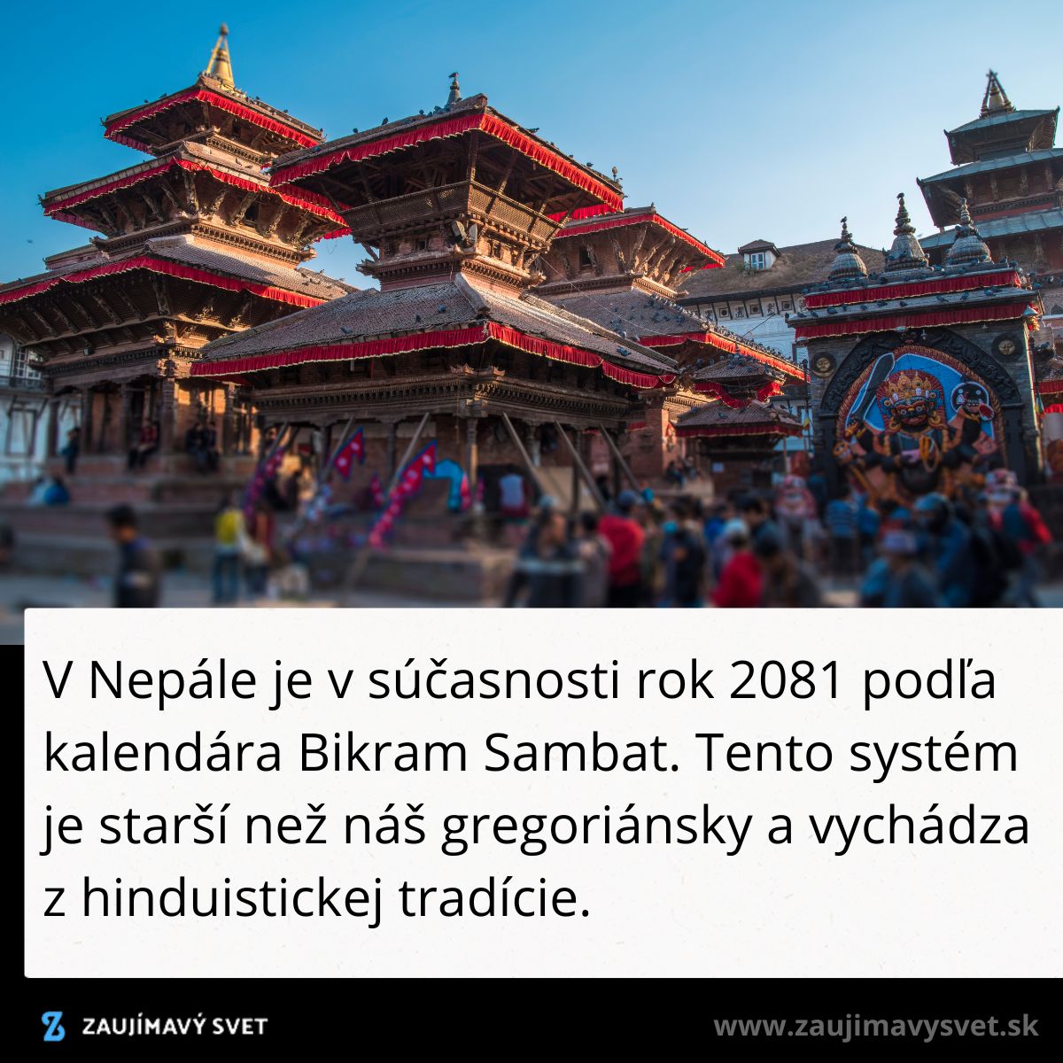 Nepálsky chrám v historickom štýle s turistami; súčasný rok je 2081 podľa kalendára Bikram Sambat.