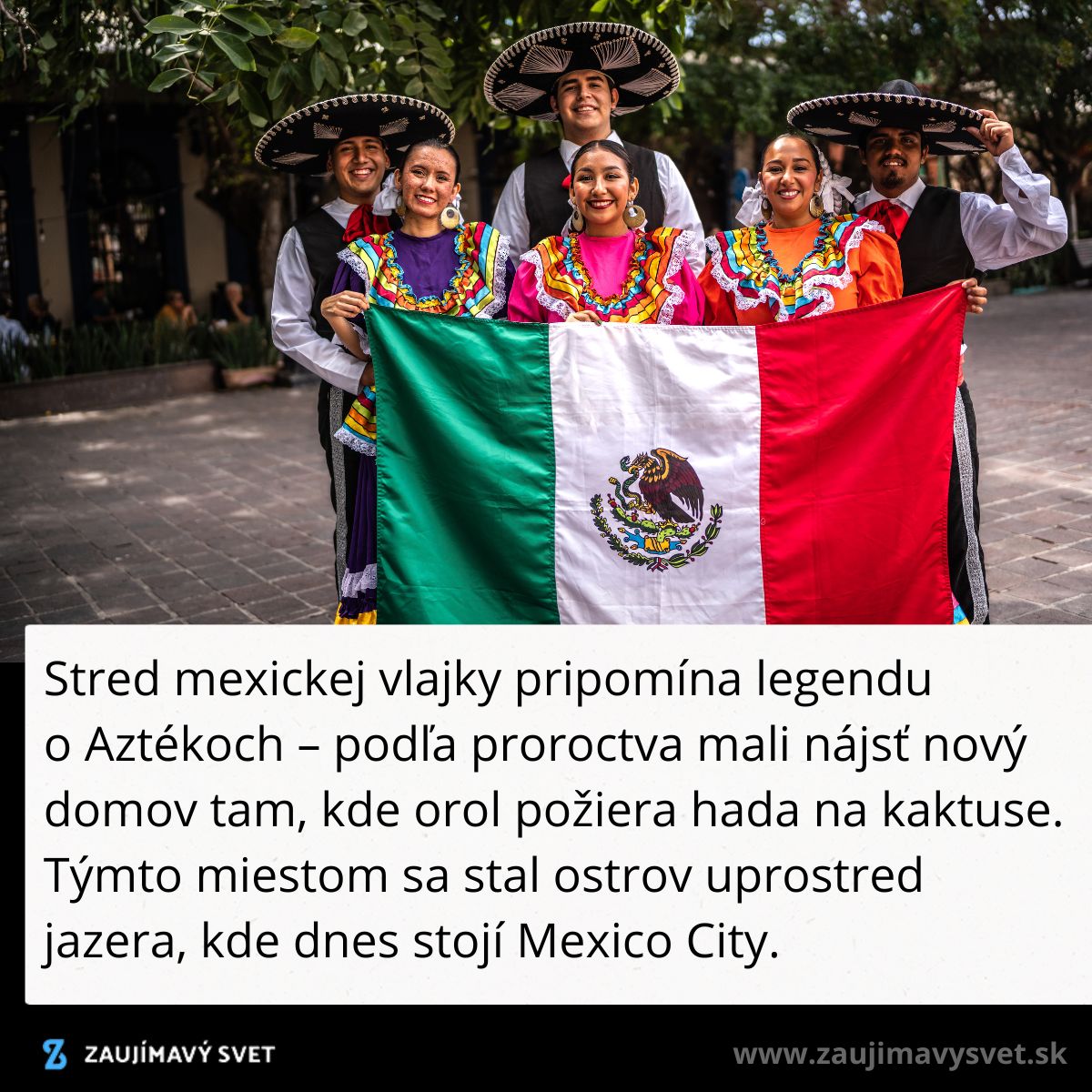 Skupina ľudí v tradičnom mexickom oblečení drží mexickú vlajku, zelený, biely a červený pás s orlom.